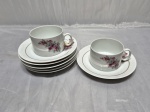 Par de xícaras de chá com 6 pires em porcelana Renner floral com friso ouro. Medindo 8cm x 5cm de altura. Uma delas com restaura na alça.