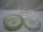 Jogo de 7 pratos em vidro moldado na forma de flor. Sendo 4 fundos de massa, sopa e 3 de sobremesa.