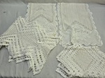 Lote de 4 caminhos de mesa em modelos e tecidos diversos. Medindo 80cm x 80cm. Peças com marcas de guardado.