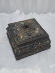 Caixa decorativa em resina ricamente trabalhada. Medindo 15cm x 15cm x 7cm de altura.