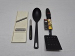 Lote de itens para cozinha em plástico duro. Medindo a espatula 33cm de comprimento.