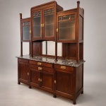 Buffet-cristaleira em madeira de tonalidade escura, composto por corpo inferior de armazenamento e estrutura superior com três vitrines, prateleiras de vidro e espelho central.O móvel. Medindo: 2,30 x 1,85 x 60. Os compartimentos laterais medem 50  30  40 cm, enquanto o conjunto central de armários possui 75 cm de largura, 50 cm de profundidade e 46 cm de altura. As gavetas medem aproximadamente 75 cm de largura, 50 cm de profundidade e 13 cm de altura.Apresenta portas almofadadas, vidros com elementos bisotados e ferragens metálicas em tonalidade dourada. O tampo de granito escuro possui quebra longitudinal visível. (Retirada na rua barão da torre 533 Ipanema)