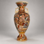 MAJESTOSO VASO SATSUMA - peça em cerâmica esmaltada e policromada. Medindo: 63 x 29 cm. Apresenta corpo alongado sobre base circular, colo estreito, ampla boca recortada e duas alças laterais vazadas de inspiração zoomórfica.A decoração, executada em esmaltes coloridos e relevos, reúne cenas orientais com figuras em trajes tradicionais, dragão, flores, folhagens e elementos geométricos. A composição utiliza tonalidades de vermelho, verde, azul, ocre, preto e branco. Possui marca pintada em vermelho no interior da base. (A peça foi restaurada e apresenta áreas de colagem, recomposição da repintura e lascados conforme evidencia as imagens)