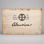 VINHO ALMAVIVA  Caixa lacrada de madeira contendo seis garrafas do vinho chileno Almaviva, safra 2012, produzido em Puente Alto pela parceria entre Baron Philippe de Rothschild e Viña Concha y Toro.A caixa apresenta tampa deslizante e inscrições originais da marca, com emblema Almaviva, identificação dos produtores, local de produção e indicação da safra 2012. Conjunto preservado em sua embalagem original de comercialização.A safra 2012 foi elaborada com 65% Cabernet Sauvignon, 24% Carménère, 8% Cabernet Franc, 2% Petit Verdot e 1% Merlot, permanecendo 19 meses em barricas novas de carvalho francês. Vinho de estrutura concentrada, com notas de frutas negras, alcaçuz, baunilha, chocolate amargo, incenso e especiarias.