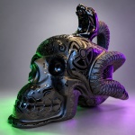 ESCULTURA EM OBSIDIANA MACIÇA  Peça escultórica trabalhada em obsidiana negra maciça, concebida na forma de crânio humano estilizado, com grandes chifres curvos e figura zoomórfica integrada à parte superior. Apresenta rica ornamentação entalhada, com motivos geométricos, solares e figurativos distribuídos por toda a superfície. Medidas: 20 x 20 x 12 cm.A obsidiana apresenta brilho vítreo característico, contrastando áreas altamente polidas com zonas de acabamento fosco e texturizado, recurso que valoriza a leitura dos relevos e entalhes.