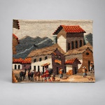 Tapeçaria peruana confeccionada manualmente em lã policromada. Medindo 90 x 15 cm, apresenta fios dispostos em carreiras horizontais e composição figurativa representando vilarejo andino, com edificações de telhados avermelhados, montanhas, personagens populares, animais de carga e cena de comércio local. Paleta em tonalidades terrosas, cinza, creme, preto e laranja. Apresenta acabamento perimetral em tecido e haste metálica fixada no verso para sustentação.