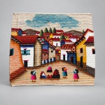 Tapeçaria peruana confeccionada manualmente em lã policromada. Medindo 1,22 x 1,10 m, apresenta fios dispostos em carreiras horizontais e composição figurativa representando movimentado vilarejo andino, com casario colonial, telhados avermelhados, montanhas, árvores e personagens trajando vestimentas tradicionais em uma praça de comércio. Trabalho de rica composição cromática, desenvolvido em tonalidades de vermelho, azul, amarelo, rosa, verde, branco e tons terrosos. Apresenta acabamento perimetral em tecido e haste metálica fixada no verso para sustentação.