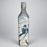 Garrafa colecionável de 750 ml de White Walker by Johnnie Walker, edição limitada de blended Scotch whisky lançada em colaboração com a série Game of Thrones. A decoração externa reproduz textura de gelo, em tons de branco e azul, e apresenta ilustração do White Walker, além do logotipo da série.A garrafa possui rótulo termossensível: quando resfriada, revela a mensagem Winter is Here, conforme inscrição no verso.