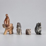 Conjunto composto por quatro pequenas esculturas entalhadas em pedra ornamental, representando elefante, cão, tatu e esquilo. O maior exemplar mede 6 x 6 cm e o menor 2 x 4,5 cm. As peças apresentam aproveitamento das diferentes tonalidades naturais da pedra, com detalhes incisos na definição dos animais e acabamento polido. Estado de conservação de acordo com as imagens.