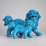 Conjunto composto por duas esculturas zoomórficas chinesas em cerâmica esmaltada azul-turquesa, representando os tradicionais leões guardiões chineses, conhecidos no Ocidente como Cães de Fô (Foo Dogs). A maior mede 10 x 16 x 7 cm. As figuras apresentam corpos quadrúpedes, caudas volumosas recurvadas, jubas e pelagem trabalhadas em relevos espiralados e linhas ondulantes, além de faces expressivas com bocas abertas e dentes destacados. O esmalte azul-turquesa brilhante recobre integralmente as peças, ressaltando o modelado ornamental.