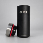 Copo térmico original da coleção GTI, desenvolvido pela Volkswagen Design, em aço inoxidável de parede dupla, acabamento preto fosco e tampa metálica rosqueável com anel de vedação vermelho. Apresenta inscrição GTI em acabamento prateado na parte frontal e VOLKSWAGEN DESIGN junto à base. O modelo preto integra a linha oficial de acessórios GTI da Volkswagen e foi produzido com isolamento a vácuo para conservação de bebidas quentes ou frias, com capacidade oficial de 0,4 litro.