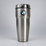 BMW  Copo térmico de viagem em aço inoxidável, com corpo cilíndrico de acabamento escovado e emblema BMW aplicado na parte frontal. Medindo 19 x 8,5 cm, apresenta tampa metálica rosqueável com vedação em borracha preta e interior em aço inoxidável.