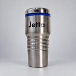 JETTA  Copo térmico em aço inoxidável, com acabamento escovado e identificação Jetta aplicada na parte frontal.Medindo 18,5 x 8 cm, apresenta corpo cilíndrico com frisos horizontais em relevo na porção inferior, detalhe azul junto à borda superior e tampa metálica com vedação interna.