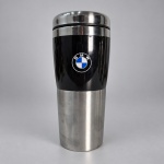 BMW  Copo térmico de viagem em aço inoxidável, com acabamento escovado e faixa superior em preto brilhante, trazendo o emblema BMW aplicado na parte frontal.Medindo 18,5 x 8,5 cm, apresenta corpo cilíndrico levemente afunilado, aro superior metálico e tampa rosqueável com vedação interna.