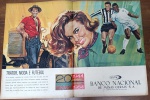 Propaganda Histórica BNMG 1964 "Trator, Moda e Futebol" com Pelé (Página Dupla)Folha central de página dupla original com anúncio institucional histórico de época.Anunciante: Banco Nacional de Minas Gerais S.A. (BNMG).Ano de Publicação: 1964 (Edição comemorativa de 20 anos do banco, cobrindo o período de 1944 a 1964).