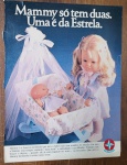 Propaganda Antiga Impressa - Boneca Mammy Estrela - Original de ÉpocaDescrição: Página de publicidade original de época da famosa boneca "Mammy", grande sucesso da Brinquedos Estrela. O anúncio traz o clássico slogan: "Mammy só tem duas. Uma é da Estrela.", ilustrando a boneca ao lado do seu bebê no bercinho com mosquiteiro. Item autêntico retirado de revista da época, perfeito para colecionadores de brinquedos vintage nacionais, arquivos de publicidade ou para emoldurar como decoração retrô. Produto em papel (não é cópia ou reprodução)