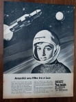 Propaganda Antiga Impressa - Quadrinhos Disney Editora Abril - Década de 1960Descrição: Raríssima e histórica página de publicidade institucional da Editora Abril veiculada nos anos 60, no auge da Corrida Espacial. O anúncio traz o título "Amanhã seu filho irá à Lua" e destaca o caráter educativo das revistas em quadrinhos Disney (Mickey, Pato Donald, Zé Carioca e Almanaque do Tio Patinhas). Item original de época em preto e branco, ideal para colecionadores de gibis antigos, entusiastas da temática espacial vintage ou para enquadramento decorativo. Produto em papel (não é cópia ou reprodução).