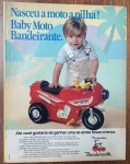 Propaganda Antiga Impressa - Baby Moto Brinquedos Bandeirante - Original de ÉpocaDescrição: Página de publicidade original de época promovendo o lançamento da icônica "Baby Moto Bandeirante", destacada no anúncio como a primeira moto movida a pilha lançada no Brasil. O anúncio traz o marcante slogan "Até você gostaria de ganhar uma se ainda fosse criança", exibindo o brinquedo em detalhes com o logotipo clássico da Brinquedos Bandeirante. Item autêntico retirado de revista da época, ideal para colecionadores de brinquedos nacionais antigos, entusiastas de veículos de brinquedo clássicos ou para enquadramento decorativo retrô. Produto em papel (não é cópia ou reprodução).