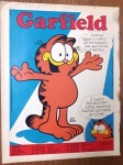 Propaganda Antiga Impressa - Licenciamento Comercial Garfield Orlente - Anos 1980Descrição: Página de publicidade comercial original de época promovendo o sucesso de vendas dos produtos licenciados do personagem Garfield no Brasil, distribuídos sob licença pela Orlente S.A. O anúncio em formato de quadrinho traz o famoso traço de Jim Davis com balões em português ("É chato ser gostoso... estou fazendo sucesso em todas as lojas"), além de listar os contatos dos representantes comerciais das principais capitais do país na época. Item autêntico retirado de revista, ideal para colecionadores de quadrinhos clássicos, memorabilia dos anos 80 ou para enquadramento decorativo vintage. Produto em papel (não é cópia ou reprodução)
