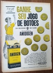 Propaganda Antiga Impressa - Futebol de Botão da Seleção de Ouro Amidogen - Anos 1960Descrição: Histórica e rara página de publicidade original de época promovendo a clássica promoção "Ganhe seu Jogo de Botões da Seleção de Ouro", realizada pela Amidogen (SAN-CO). O anúncio ilustra a embalagem antiga do pó para pudim e os botões colecionáveis que vinham como brinde para montar os times de mesa. Item autêntico retirado de revista da época, indispensável para colecionadores de futebol de botão, temática esportiva vintage ou embalagens históricas brasileiras. Perfeito para enquadramento decorativo retrô. Produto em papel (não é cópia ou reprodução).