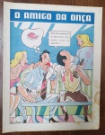 Página Original de Charge Vintage - O Amigo da Onça (Péricles) - Bar / CervejaDescrição:Rara e divertida página avulsa original contendo a célebre charge "O Amigo da Onça", criada pelo genial cartunista Péricles de Andrade Maranhão. A cena ilustra o personagem em uma mesa de bar satirizando o amigo "Newton" diante de duas mulheres, com o clássico balão: "- Pra que abridor? O Newton aqui abre com os dentes...". Item autêntico e genuíno da era de ouro da Revista O Cruzeiro, ideal para colecionadores de quadrinhos nacionais, entusiastas de decoração de bares e áreas gourmet, ou para projetos de enquadramento vintage. Produto em papel (não é cópia ou reprodução).