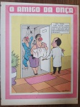 Página Original de Charge Vintage - O Amigo da Onça (Péricles) - Temática Porta de Apartamento / FlagranteDescrição: Rara e divertida página avulsa original contendo a célebre charge "O Amigo da Onça", criada pelo genial cartunista Péricles de Andrade Maranhão. A cena ilustra o protagonista na porta de um apartamento entregando um recado irônico que desconcerta um homem vestido de mulher carregando um bebê de brinquedo, sob o balão: "- Boa tarde. Por favor, quer avisar ao Ricardo que a senhora dele está esperando-o na esquina?!". Item autêntico e genuíno da era de ouro da Revista O Cruzeiro, ideal para colecionadores de quadrinhos nacionais, entusiastas do humor gráfico retrô ou para projetos de enquadramento decorativo vintage. Produto em papel (não é cópia ou reprodução).