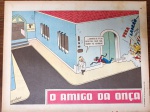 Página Original de Charge Vintage - O Amigo da Onça (Péricles) - Ano 1954Descrição: Raríssima e icônica página avulsa original contendo a célebre charge "O Amigo da Onça", criada pelo genial cartunista Péricles de Andrade Maranhão. Publicada originalmente na Revista O Cruzeiro em 27 de fevereiro de 1954, a cena ilustra o protagonista na esquina de uma delegacia sabotando a fuga de um assaltante perseguido pela multidão, disparando o clássico balão irônico: "- Entra aí à tua direita, que ninguém te apanha!". Item autêntico e genuíno da década de 1950, altamente cobiçado por colecionadores de quadrinhos nacionais, entusiastas do humor gráfico retrô ou para projetos de enquadramento decorativo vintage. Produto em papel (não é cópia ou reprodução).