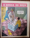 Página Original de Charge Vintage - O Amigo da Onça (Péricles) - Temática Joalheria / FlagranteDescrição: Rara e divertida página avulsa original contendo a célebre charge "O Amigo da Onça", criada pelo genial cartunista Péricles de Andrade Maranhão. A cena ilustra o protagonista trabalhando no balcão de uma joalheria, desmascarando um cliente que comprou uma joia cara acompanhado de outra mulher, disparando o balão irônico: "- O senhor não avisou que vinha buscar... Eu já mandei o colar pra sua senhora!", enquanto a esposa legítima entra brava pela porta ao fundo. Item autêntico e genuíno da era de ouro da Revista O Cruzeiro, ideal para colecionadores de quadrinhos nacionais, entusiastas do humor gráfico retrô ou para projetos de enquadramento decorativo vintage. Produto em papel (não é cópia ou reprodução).