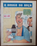 Página Original de Charge Vintage - O Amigo da Onça (Péricles) - Temática Estúdio de Rádio / No ArDescrição: Rara e divertida página avulsa original contendo a célebre charge "O Amigo da Onça", criada pelo genial cartunista Péricles de Andrade Maranhão. A cena, ambientada em um estúdio de rádio de época com o aviso luminoso "NO AR", traz o protagonista sabotando uma locutora que apresenta um programa feminino. Ele se aproxima do microfone e dispara o balão com o clássico humor ácido: "- Escute, madame, êsses seus conselhos de beleza, a senhora pretende começar a adotá-los?... QUANDO?...". Item autêntico e genuíno da era de ouro da Revista O Cruzeiro, ideal para colecionadores de quadrinhos nacionais, entusiastas da história do rádio ou para projetos de enquadramento decorativo vintage. Produto em papel (não é cópia ou reprodução).