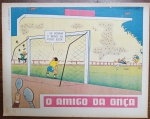 Página Original de Charge Vintage - O Amigo da Onça (Péricles) - Ano 1954 - Temática Futebol / GoleiroDescrição: Raríssima e espetacular página avulsa original contendo a célebre charge "O Amigo da Onça", criada pelo genial cartunista Péricles de Andrade Maranhão. Publicada originalmente na Revista O Cruzeiro em 17 de abril de 1954 (ano de Copa do Mundo), a cena ilustra um jogo de futebol onde um goleiro com a camisa amarela e azul da Seleção Brasileira aponta para o chute do atacante adversário e diz: "- Se dobrar o "bicho" eu pego essa!", enquanto o Amigo da Onça, disfarçado atrás da trave, corta a rede do gol com uma tesoura. Traz ainda termos históricos do futebol de época, como o "bicho" (premiação financeira dada aos jogadores por vitória). Item autêntico e genuíno da década de 1950, altamente cobiçado por colecionadores de quadrinhos e de memorabília esportiva vintage. Produto em papel (não é cópia ou reprodução).