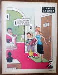 Página Original de Charge Vintage - O Amigo da Onça (Péricles) - Ano 1958 - Temática FlagranteDescrição: Rara e divertida página avulsa original contendo a célebre charge "O Amigo da Onça", criada pelo genial cartunista Péricles de Andrade Maranhão. Publicada originalmente na Revista O Cruzeiro em 29 de novembro de 1958, a cena ilustra um marido de estatura baixa chegando em casa com um presente e flores para a esposa, enquanto o amante está escondido atrás da cabeceira da cama, suando de nervoso. O protagonista sabota o disfarce do amante ao disparar o balão irônico da porta: "- AH!... EU PENSEI QUE FÔSSE UM PALHAÇO DE VERDADE!". Item autêntico e genuíno da década de 1950, ideal para colecionadores de quadrinhos nacionais, entusiastas do humor gráfico retrô ou para projetos de enquadramento decorativo vintage. Produto em papel (não é cópia ou reprodução)