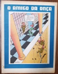 Página Original de Charge Vintage - O Amigo da Onça (Péricles) - Temática Presídio / FugaDescrição: Rara e divertida página avulsa original contendo a célebre charge "O Amigo da Onça", criada pelo genial cartunista Péricles de Andrade Maranhão. A cena, com uma perspectiva visual muito interessante em ângulo superior, ilustra um corredor de presídio com piso xadrez. O protagonista sabota sorrateiramente a tentativa de fuga de dois detentos que usavam uma corda de lençóis (tereza) para descer. Ele chama a atenção do carcereiro armado e dispara o balão irônico: "- PSSIU... QUER PERGUNTAR A ÊSSES DOIS CARAS AÍ EMBAIXO SE A CORDA CHEGA?...". Item autêntico e genuíno da era de ouro da Revista O Cruzeiro, ideal para colecionadores de quadrinhos nacionais, entusiastas do humor gráfico retrô ou para projetos de enquadramento decorativo vintage. Produto em papel (não é cópia ou reprodução).