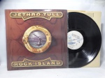 Disco de Vinil LP Importado - `Rock Island`, com Jethro Tull, em bom estado. Inclui encarte.
