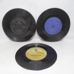 Compacto Vinil - Conjunto com 3 compactos diversos (The Monkees, The Bells, The Golden Boys), em bom estado.