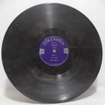Disco 78 RPM - `Apache!` e `Dede Dinah`, com Bolão e seus Rockettes, em bom estado. Anos 50.