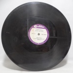 Disco 78 RPM - `Cinderella` e `Meu Primeiro Amor`, com Carlos Ely, em bom estado. Anos 50.