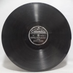 Disco 78 RPM - `Quando a Violeta se Casou` e `Dansa do Bóle Bóle`, com Carmem Barbosa, em bom estado. Anos 40.