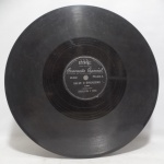 Disco 78 RPM - `Salve o Brigadeiro` e `Azas do Brasil`, com Castro Barbosa, em bom estado. Anos 40.