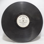 Disco 78 RPM - `Luzes da Ribalta` e `Tamanco no Samba`, com Cauby Peixoto, em bom estado. Anos 50.