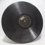 Disco 78 RPM - `Canção do Jornaleiro` e `Não Tenho Mais Felicidade`, com Jonas Tinoco, em bom estado. Anos 40.