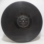 Disco 78 RPM - `Greenfields` e `Falta de Sorte`, com Léo Vaz, em bom estado. Anos 50.