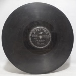 Disco 78 RPM - `Um de Nós Dois` e `Súplica`, com Odete Amaral, em bom estado. Anos 50.
