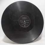 Disco 78 RPM - `A Taça do Mundo é Nossa` e `Marcha dos Futebolistas`, com Orquestra e Coro RGE, em bom estado. Anos 50. Clássica canção da copa de 1958.