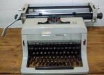 ANTIGA  MÁQUINA DE ESCREVER OLIVETTI - MODELO LINEA 88 MEDIDAS- 42 CM LARGURA X 45 CM COMPRIMENTO X 20 CM ALTURA .( FUNCIONAMENTO DESCONHECIDO)