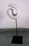ESCULTURA ABSTRATA EM MATERIAL SINTÉTICO COM BASE EM FERRO . MEDIDAS: DA ESCULTURA 22 CM X 20 CM E MEDIDAS COM A BASE 67 CM ALTURA