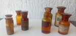CONJUNTO DE ANTIGOS VIDROS DE FARMÁCIA ,DIVERSOS TAMANHOS ( VIDRO MAIOR MEDINDO 08 CM ).