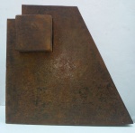 AMÍLCAR DE CASTRO - PESADA ESCULTURA EM AÇO CORTEN COM MONOGRAMA " A. C" MEDIDAS : 38 CM ALT X 41 CM LARG. X 07 CM DE ESPESSURA E MEDIDAS DO CUBO INTERNO : 10 CM X 10 CM X 10 CM  - PESO APROXIMADAMENTE 45 KG.