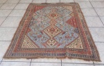 TAPETE SHIRAZ KASHGAI. ANTIGO EM LÃ ARTESANAL , DESENHOS GEOMÉTRICOS NO TOM PREDOMINANTE MARROM E AZUL . MEDIDAS : 1,48 M X 2,10M = 3,10m² ( NECESSITA LIMPEZA)