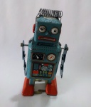 ROBOZINHO DE LATA A  CORDA , NÃO TESTADO ,SEM CHAVINHA . MEDIDAS : 11CM X 05 CM X 04 CM ( NO ESTADO )