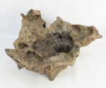 FRANS KRAJCBERG - ESCULTURA EM TRONCO DE ÁRVORE E PIGMENTOS NATURAIS .COM MONOGRAMA .MEDIDAS: 21 CM X 36 CM X 38 CM.